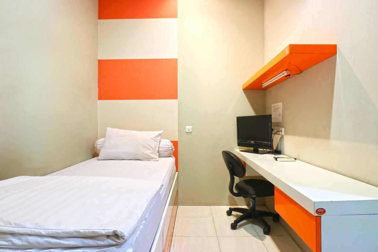 Hôtel Oranje Gasthuis à Sorabaya Extérieur photo